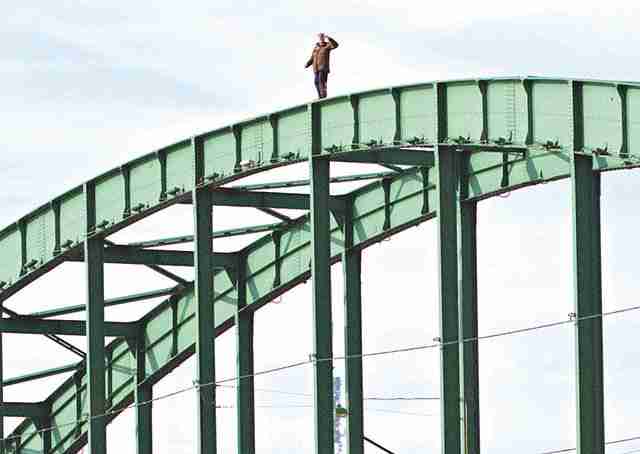 JEZIVE SCENE U BEOGRADU: Uživo snimili muškarca kako s mosta skače u smrt! FOTO
