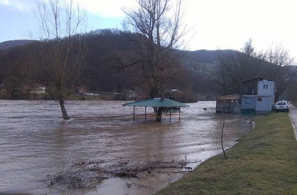 Vodostaj Drine u porastu: Poplavljen kamp Moto kluba u Goraždu!