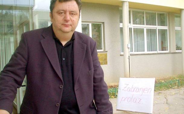 Direktor Osnovne škole Isak Samokovlija snimljen dok je uzimao novac