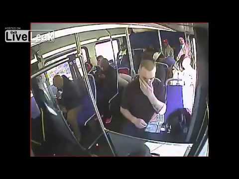 Mladić se predozirao u punom autobusu, policija svjesno objavila snimak