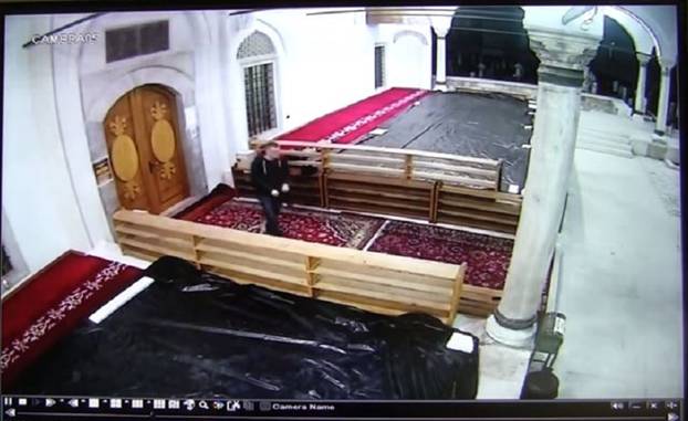 Krađa patika ispred Careve džamije u Sarajevu