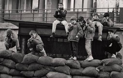 Djeca u ratu na fotografijama Strašnog: Izložba na koju se čekalo 20 godina (FOTO)