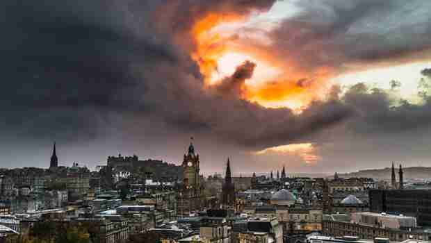 Ljekar iz Edinburga želeći da fotografiše panoramu glavnog grada Škotske SLUČAJNO SNIMIO APOKALIPTIČAN PRIZOR IZNAD EVROPE I ZMAJA KOJI SE PRIKAZAO NA NEBU!