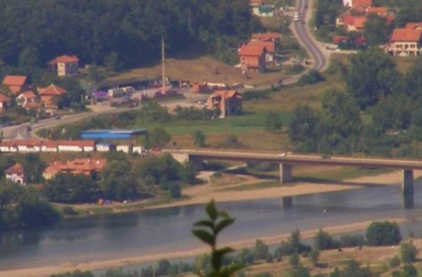 Pred šokiranim očevicima: Parkirao automobil nasred mosta na Drini i počinio samoubistvo
