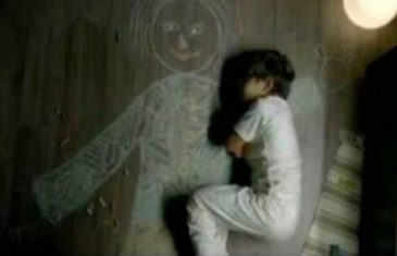 ZA RASPLAKATI SE : Dječak iz sirotišta nacrtao mamu na podu i zaspao u njenom naručju