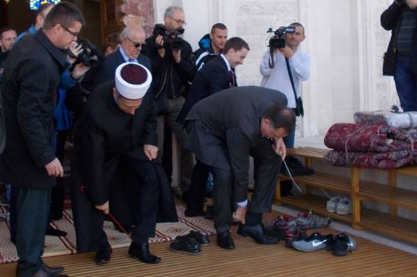 FOTOGRAFIJA KOJA JE BOSNU DIGLA NA NOGE: Šta Milorad Dodik radi u džamiji? Jesi uzeo abdest?