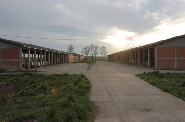 Na ovom mjesto je preko 4.000 Bošnjaka i Hrvata bilo zatočeno, a na desetine pobijeno