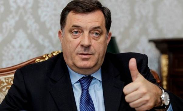 EVO KAKO DODIK NAKON TREĆEG PIVA PJEVA NA MANJAČI: Hodao po blatu, grlio se, a onda je iz njega puklo….