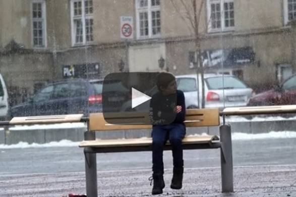 VIDEO KOJI JE ‘RASPLAKAO’ MNOGE: Šta biste Vi učinili kada biste na autobuskoj stanici ugledali dijete koje se smrzava?