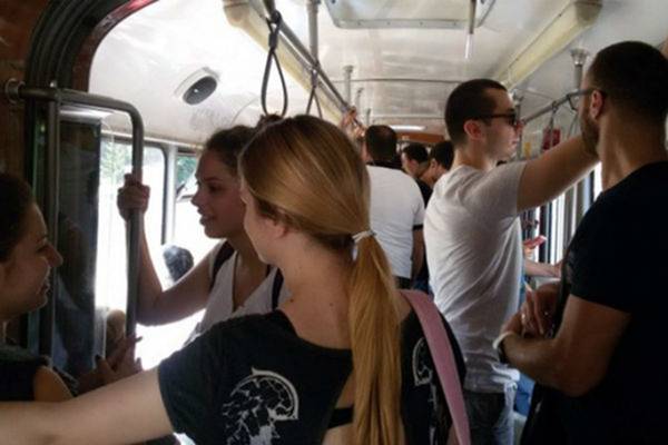 Priča iz tramvaja postala hit na Facebooku: “Ne znam iz kojeg ste sela vi gospođo, ali u mom…