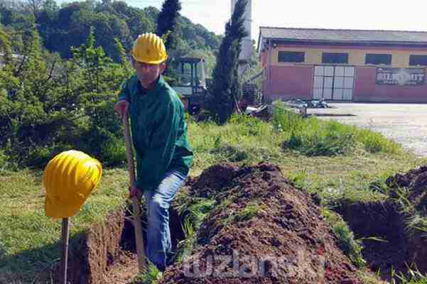 Očaj do smrti: Gladni radnici Tuzla- Kvarca iskopali grobove u kojima čekaju kraj…