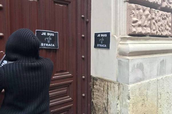 Sarajevske feminiskinje na ulaz u rezidenciju kardinala Puljića, zalijepile nešto što mu se neće svidjeti