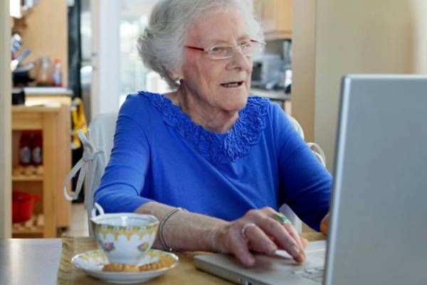 NIJE SE MOGAO PRESTATI SMIJATI: Kada je otvorio laptop i ugledao šta je baka ‘guglala’
