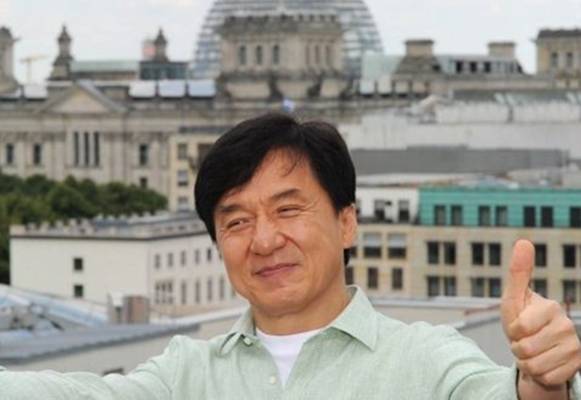 IZDAJE GA SNAGA: Pogledajte kako danas izgleda legendarni glumac Jackie Chan…