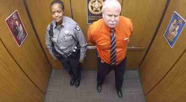(VIDEO) Policajka je ušla u lift i stala pokraj starijeg čovjeka. Ono što je skrivena kamera snimila unutra…