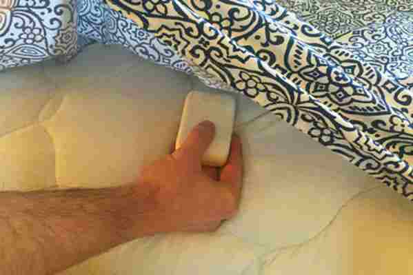 On prije spavanja stavlja sapun ispod posteljine: Razlog je nevjerovatan i ostavlja bez teksta!