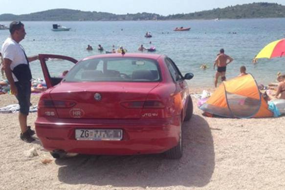 Zagrepčanin u Vodicama parkirao auto nasred plaže pa se bacio u more