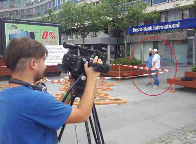 Kada su novinari RTRS-a vidjeli da Aličković razgovara sa bradatim mladićem počeli su trčati (VIDEO)