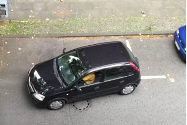 VIDEO  Šest minuta bezuspješno parkirala ‘Corsu’
