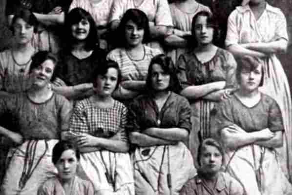 Na fotografiji staroj 100 godina, pronašli su uznemirujući detalj: Pogledajte žene u 2. redu!