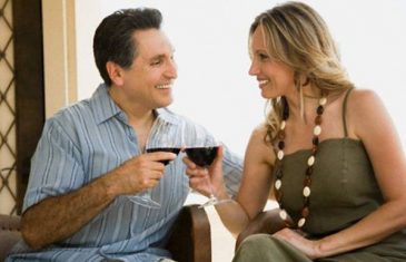 Parovi koji piju skupa imaju sretnije veze