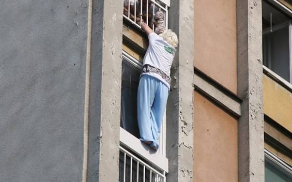 Sarajevo: Žena visila na 12. spratu stambene zgrade