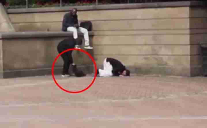 UKRAO MUSLIMANU TORBU: Evo ko je uskočio da pomogne nesretnom čovjeku (VIDEO)