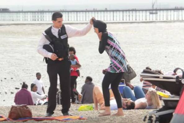Policajac “pokušao” silom skinuti ženi maramu sa glave: Pogledajte kako su drugi reagovali