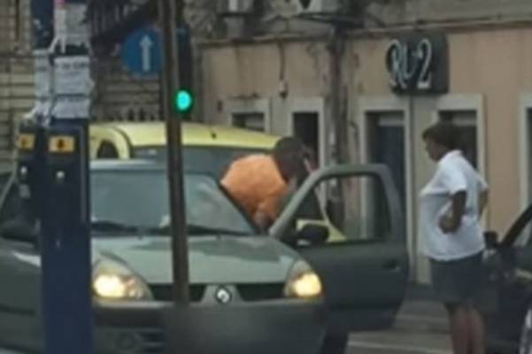 Dvojica vozača se potukla nasred ulice