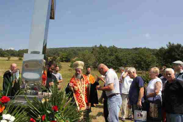 Bošnjački načelnik Vladiki ljubi krst (FOTO)