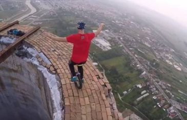 Vožnja po ivici: Biciklom na vrhu dimnjaka u Rumuniji