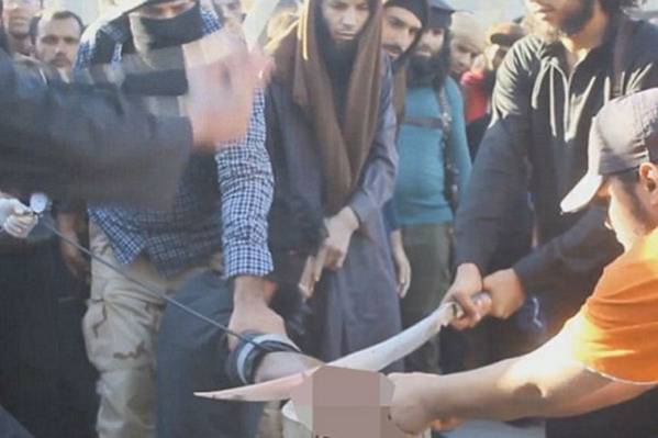 Teroristi ISIS-a čovjeku odsjekli ruku mačem i čekićem