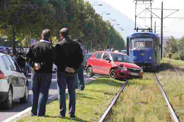 Saobraćajna nesreća: Automobil završio na tramvajskim šinama