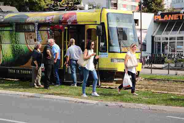 Sarajevo: Bačen suzavac u tramvaju, putnici panično istrčali vani