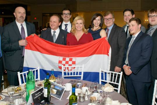 Objavljena fotografija na kojoj Kolinda Grabar Kitarović drži ustašku zastavu