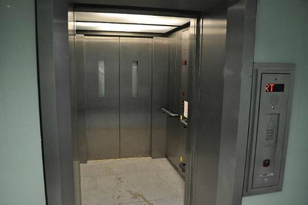 Kako da preživite ako se liftu otkači sajla