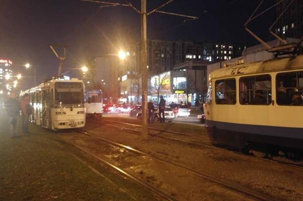 OBUSTAVA TRAMVAJSKOG SAOBRAĆAJA: Utvrđuje se da li je tramvaj udario žesku osobu