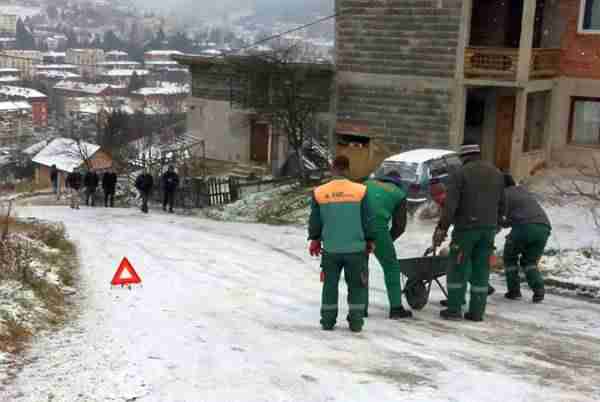 Zimska služba so posipa iz civara, a policija na uviđaj došla pješke