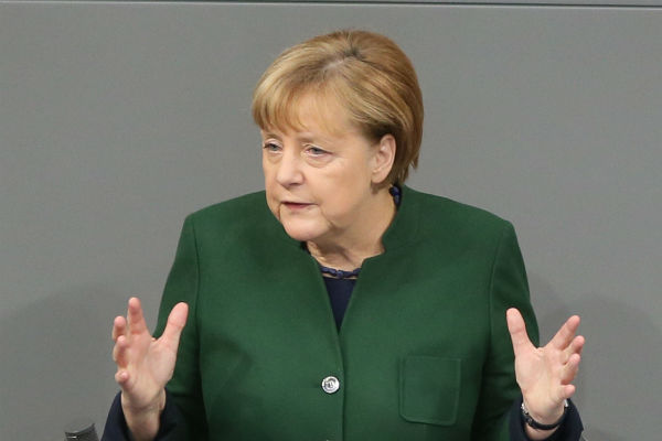 Angela Merkel pozvala na potpunu zabranu burki u Njemačkoj