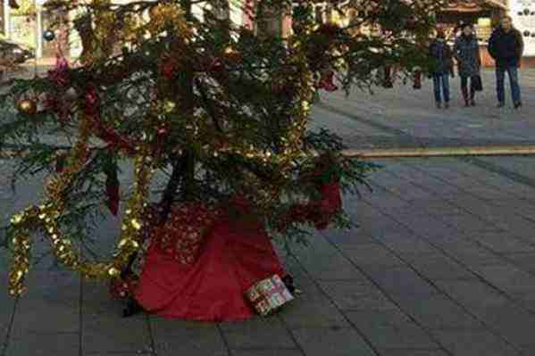 NEZAPAMĆENE SCENE U TUZLI: Odmah nakon što je postavljeno, uklonjeno Novogodišnje drvo… Evo zašto!