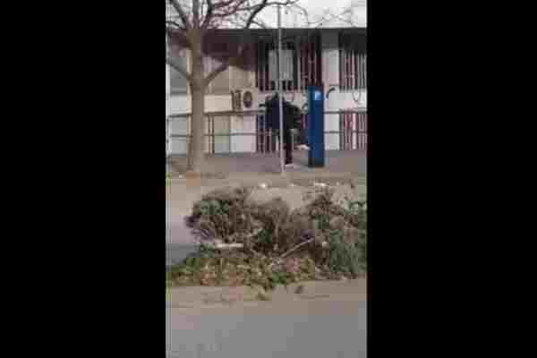 Hit u Mostaru: Čovjek se “potukao” s aparatom za parking (VIDEO)