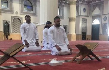 Bokserskog šampiona izvrijeđali zbog fotografije molitve u džamiji