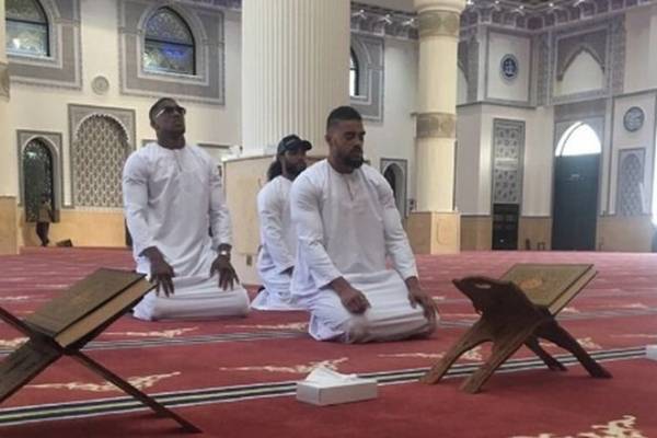 Bokserskog šampiona izvrijeđali zbog fotografije molitve u džamiji