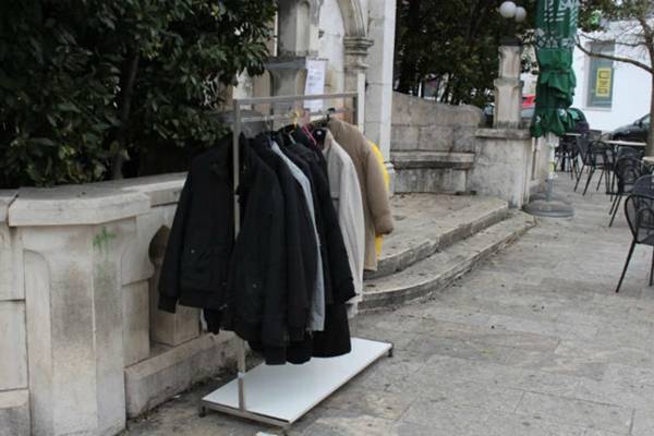 Bruka i sramota: U Zaliku ukradeni stalci s jaknama