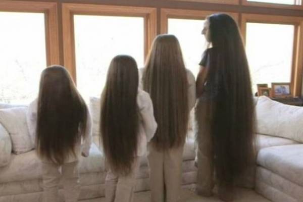 MAJKA i 3 KĆERI pokazale svoju kosu, a pravi ŠOK nastupa kada se okrenu!