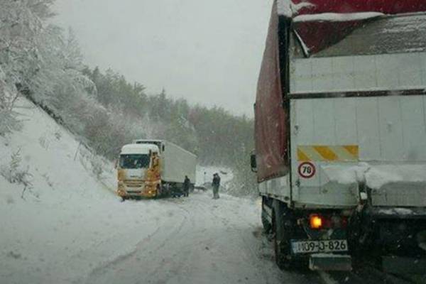 Snijeg otežava saobraćaj u BiH, neke dionice potpuno zatvorene