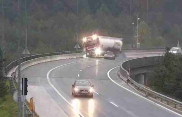 Jezivi snimak nesreće u Sloveniji: Kamion pao s nadvožnjaka, vozač poginuo