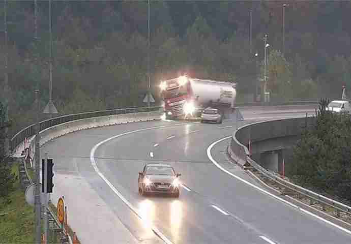 Jezivi snimak nesreće u Sloveniji: Kamion pao s nadvožnjaka, vozač poginuo
