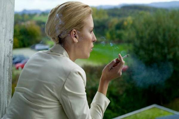 250.000 evra kazne ako bude pušila cigarete na svom balkonu!