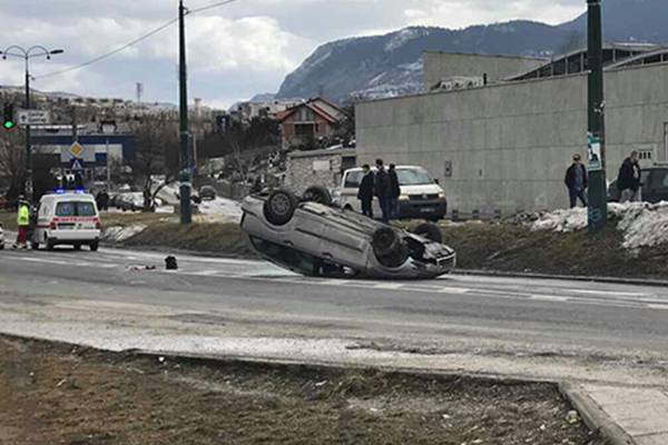 Sarajevo: Automobil završio na krovu, povrijeđena pješakinja